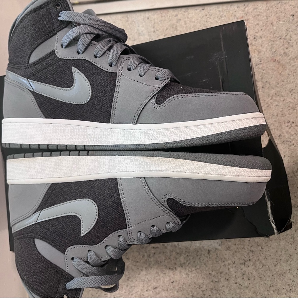 Grey an pink Nike size 7-1/2 Good shoes and authentic - Picture 3 of 5